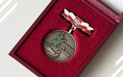 Zdjęcie do Honorowe odznaczenie &quot;Zasłużony dla Rolnictwa&quot; w rękach mieszkańca naszej Gminy