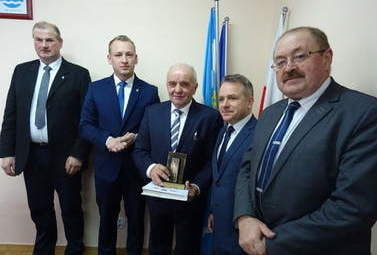 Zdjęcie do Statuetka &bdquo;Drzwi do Wolności&rdquo; dla byłego W&oacute;jta Gminy Nur - Lecha Pawluka
